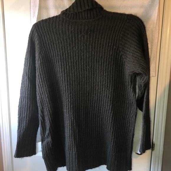 Cute turtleneck with button detail - Picture 3 of 5